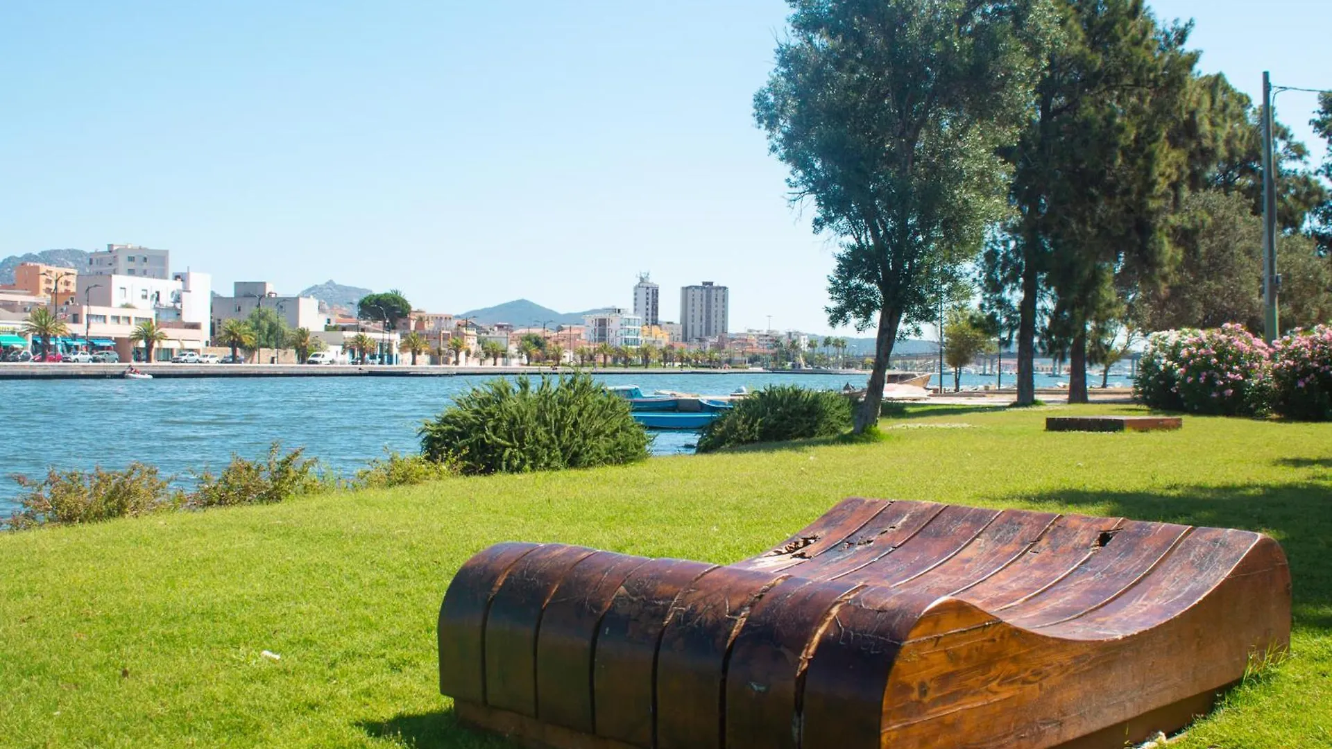 Iron-Bridge House, Elegant Apartment Bay Front Olbia